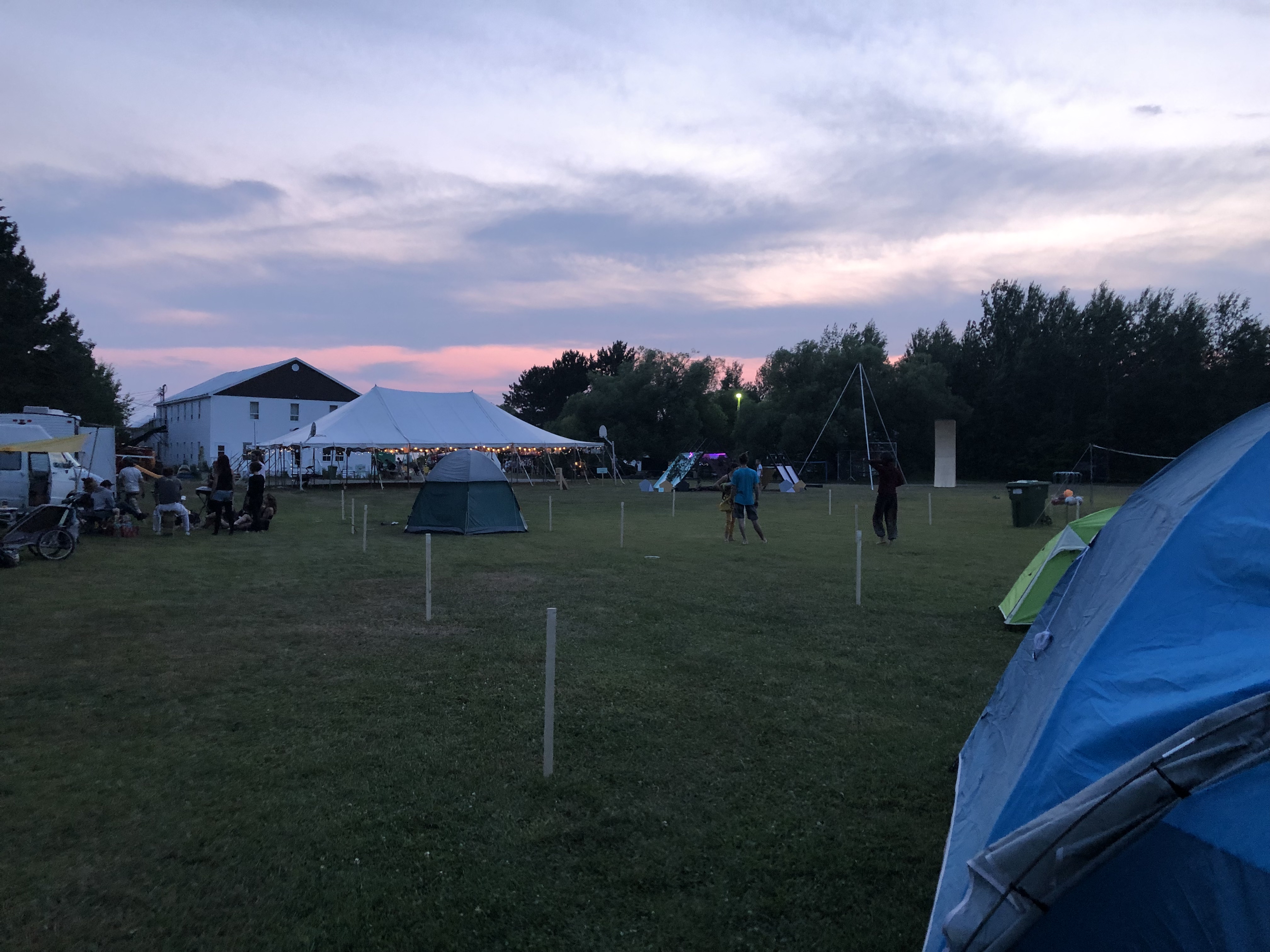 Camping du Festival Mudra avec le coucher du soleil. Le Festival Mudra est organisé près de Rouyn-Noranda, en Abitibi-Témiscamingue.