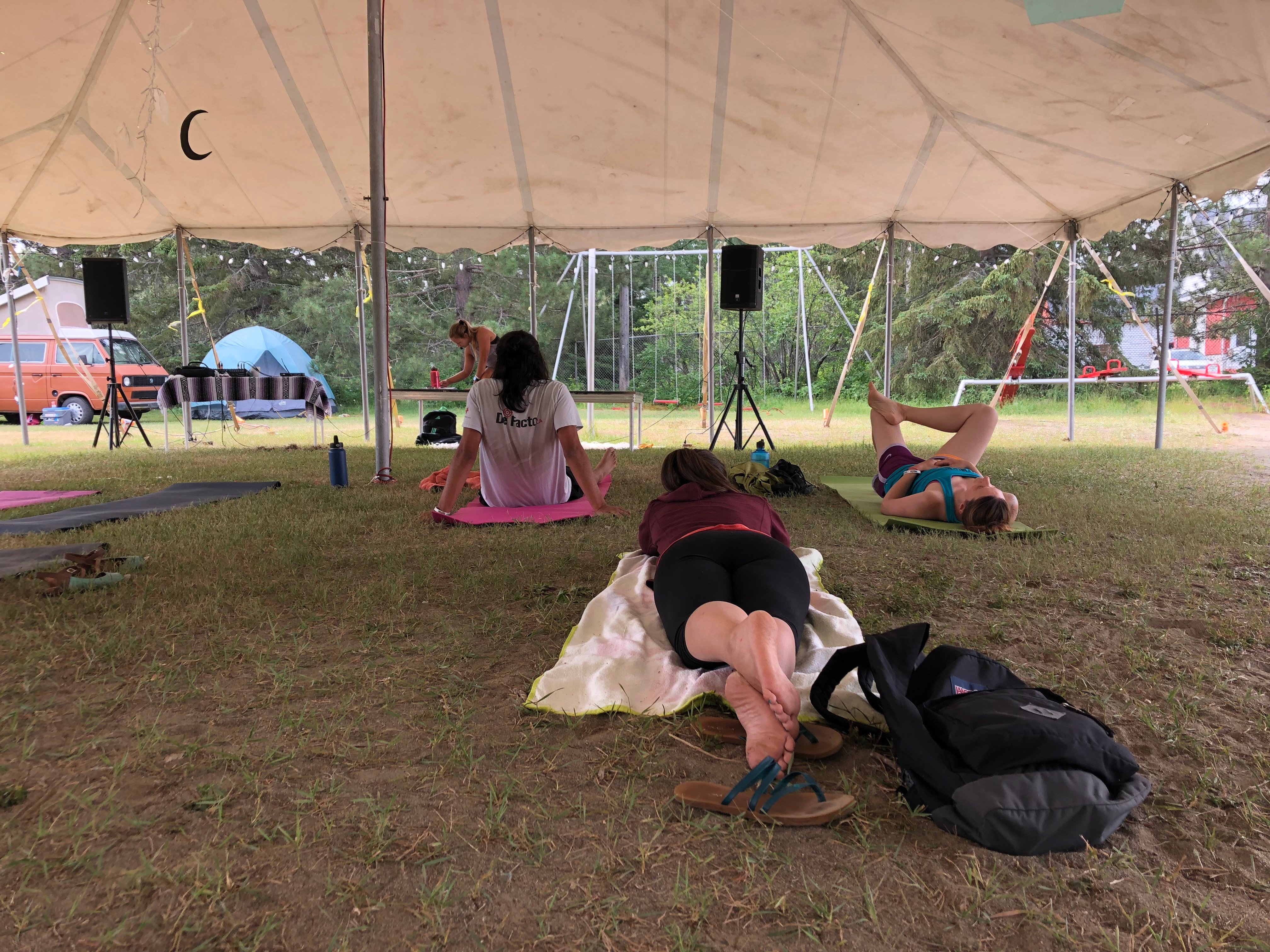 Cours de yoga core drills et inversions au Festival Mudra, près de Rouyn-Noranda, en Abitibi-Témiscamingue.