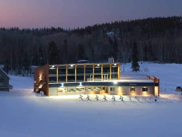 Centre plein air Mont Kanasuta, à Rouyn-Noranda, est une station de ski alpin et de planche à neige. Vue de la station de soir, bâtiment avec les lumières allumées.