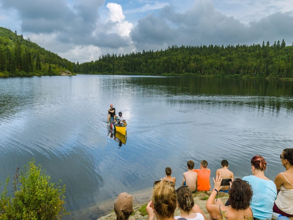 Plusieurs activités ont lieu aux collines Kékéko, entre autres des spectacles de théâtre extérieur. Ici, deux acteurs se présentent en canot devant la foule rassemblée qui les attend. Les collines Kékéko sont un coup de coeur de Rouyn-Noranda.