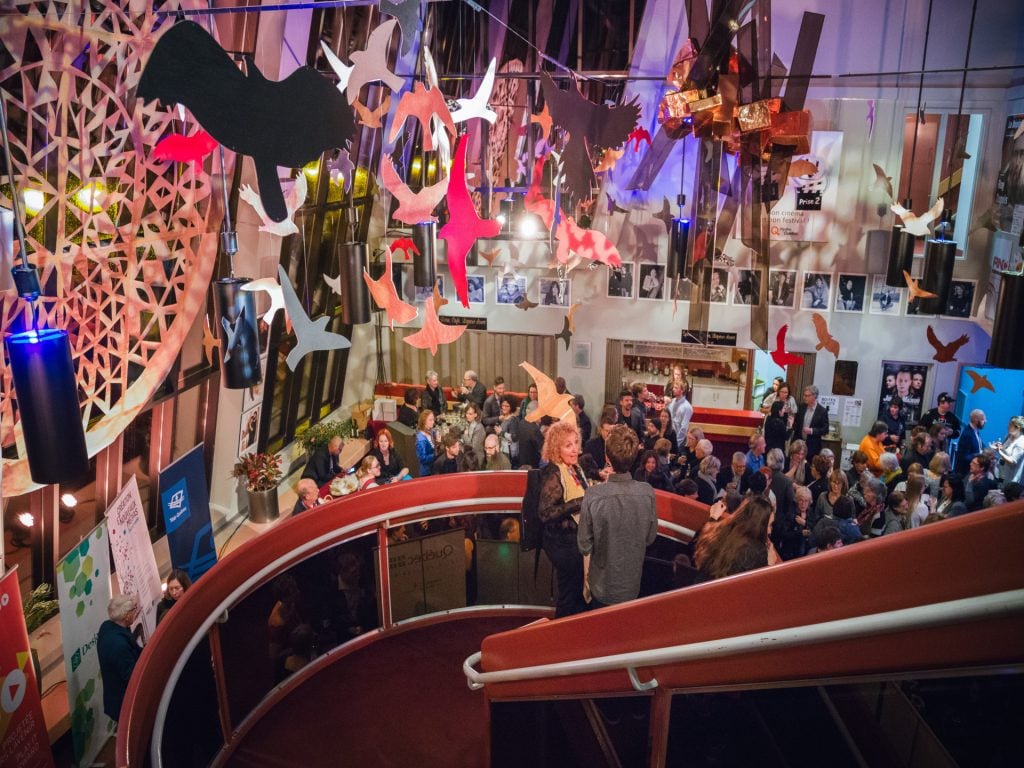 Vue d'une foule au Théâtre du cuivre pendant le Festival du cinéma en Abitibi-Témiscamingue. 