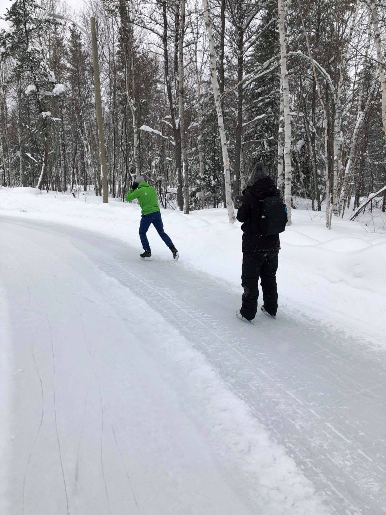 Sentier glacé de la Forêt récréative de Val-d'Or, en Abitibi-Témiscamingue, où Léa et Benoit ont réalisé leur premier défi : une course de patin.