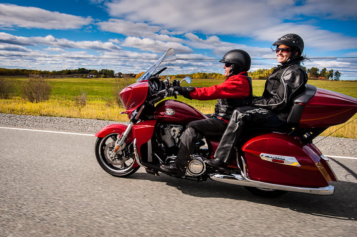 Quand on voyage à moto en Abitibi-Témiscamingue, on découvre différents paysages dont les champs de canola du Témiscamingue. 
