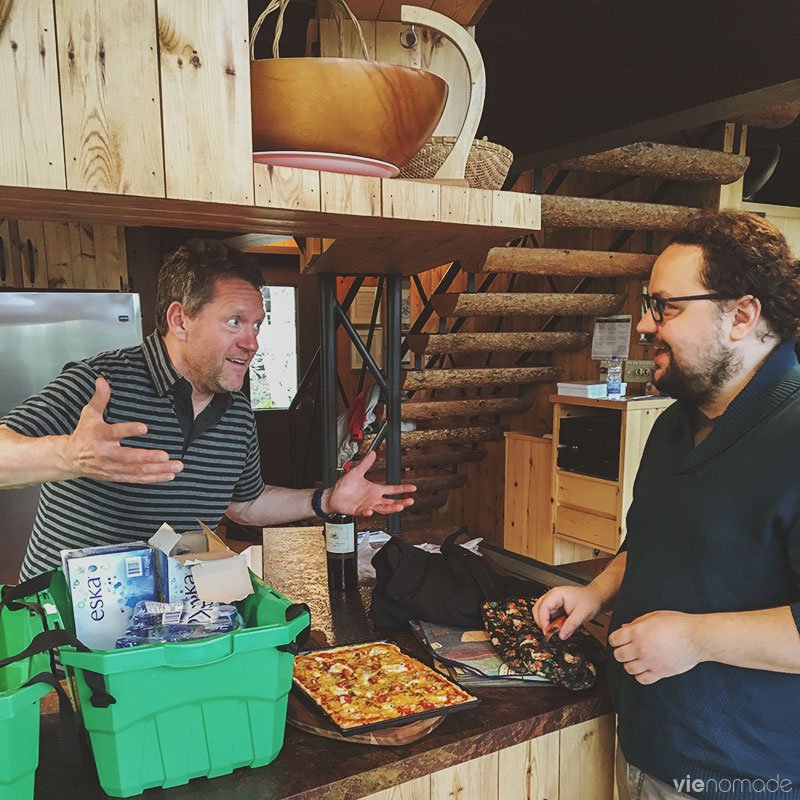 Au Chalet du Viking avec Richard Perron et le maire de Clermont (plus sa fameuse pizza!) - Crédit: Corinne Stoppelli de Vie Nomade