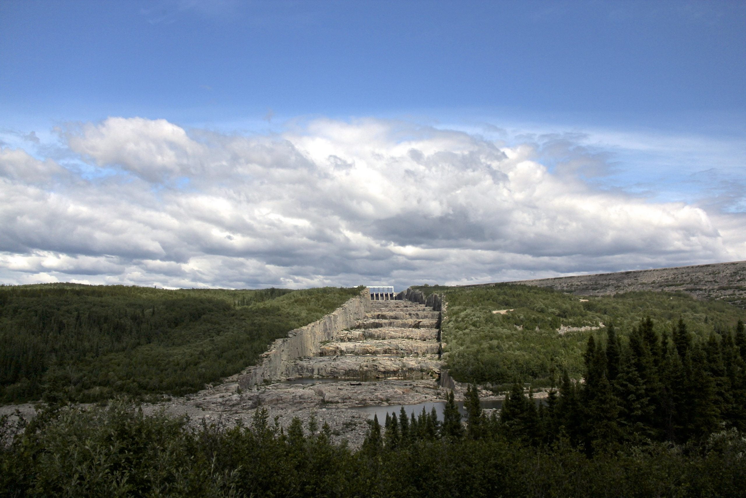 Évacuateur de crue sculpté dans la roche - Crédit Hydro-Québec