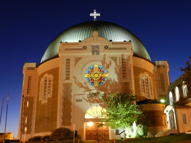 La cathédrale Sainte-Thérèse-d'Avila d'Amos vue de nuit avec les belles lumières qui l'éclairent.