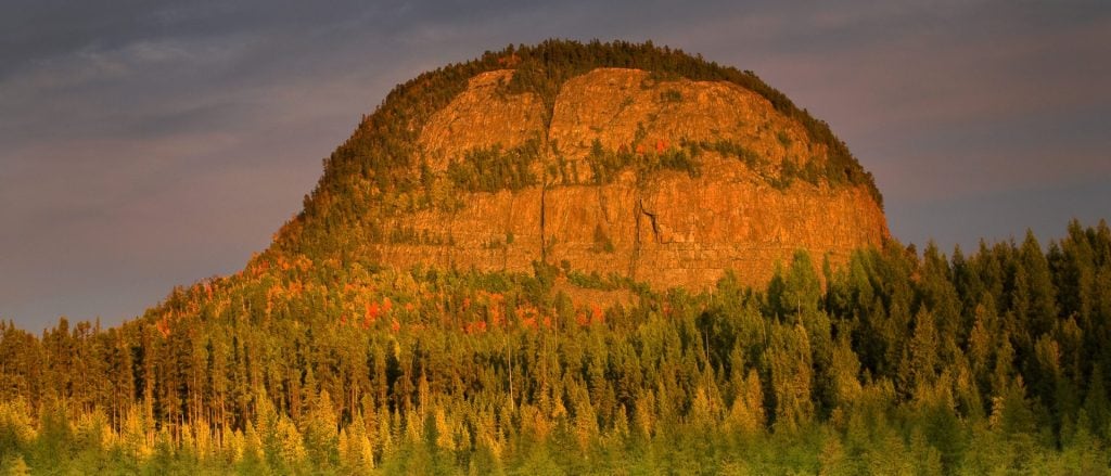 Le Mont Chaudron dans toute se splendeur pendant un couché de soleil est un coup de coeur Rouyn-Noranda.