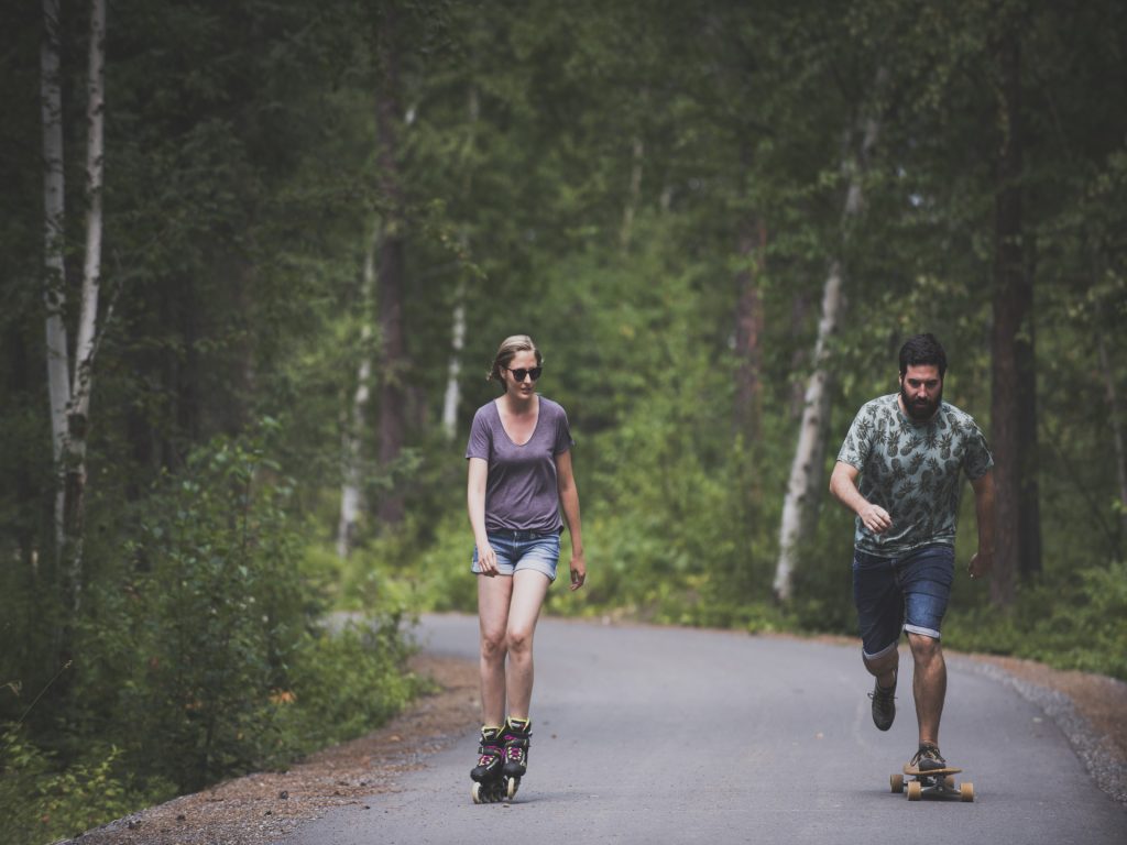 Deux personnes en balade à la Forêt récréative de Val-d'or. Vallée-de-l'Or.