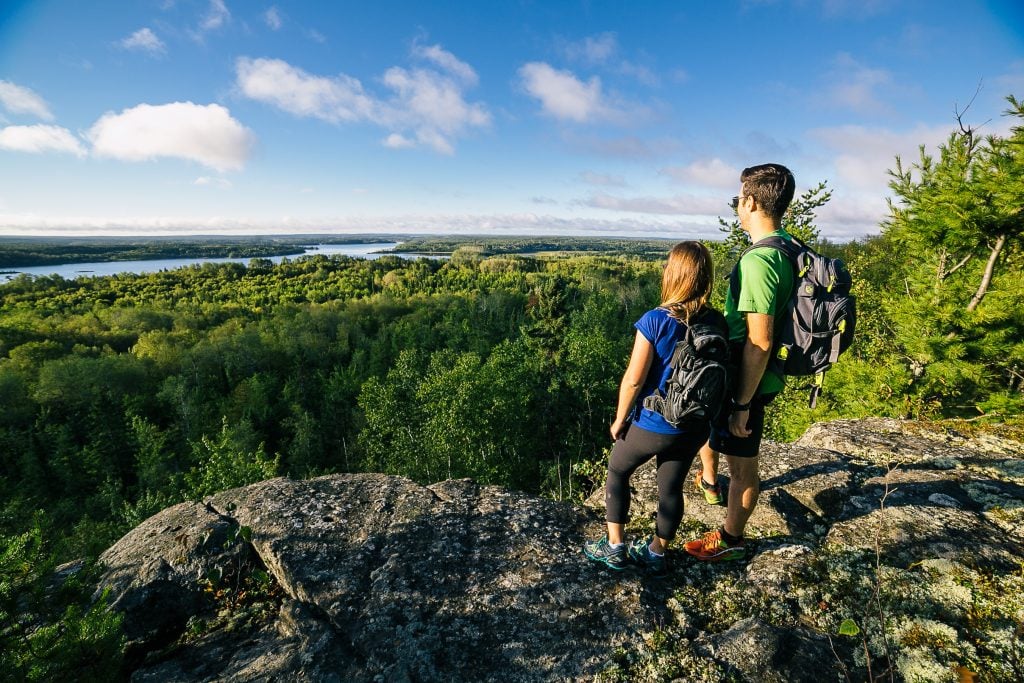 Couple en randonnée au sommet des Collines Kékéko © Louis Jalbert