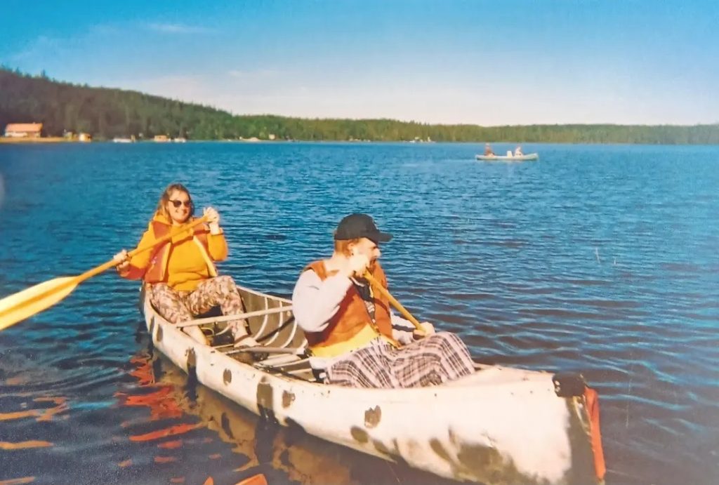 Claudine et Simon dans un canot sur l'un des 22 000 lacs et rivières de l'Abitibi-Témiscamingue.