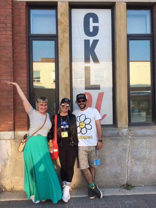 Claudine, son ami Yvan et l'artiste Debby Tebbs pose devant les studios de CKLU, la radio communautaire et universitaire de Sudbury. 
