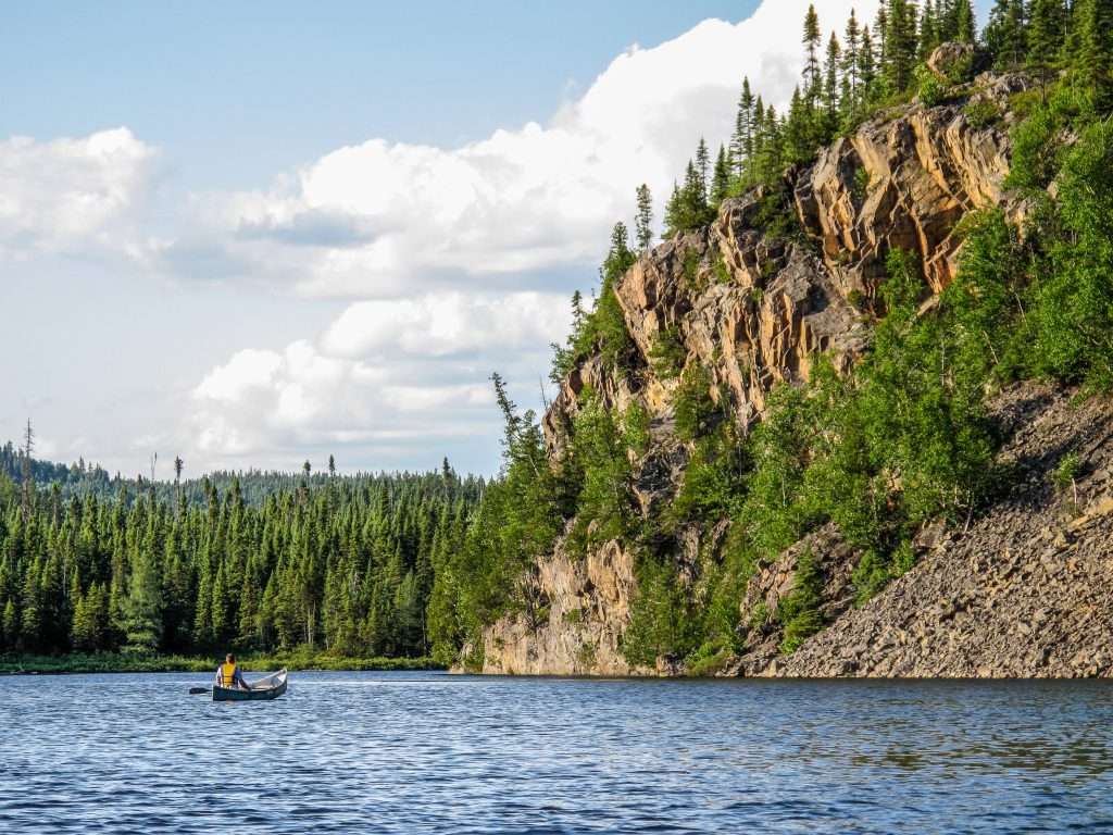 1 personne en canoë près d'une formation rocheuse impressionnant au parc national d'Aiguebelle.