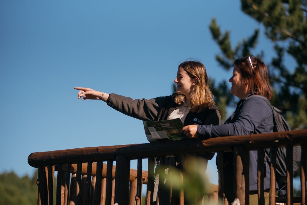 Une femme admirant la vue depuis un belvédère au parc national d'Aiguebelle.