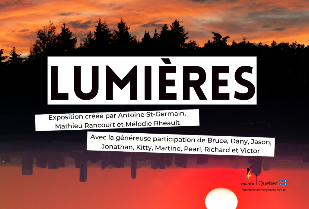Sur un fonds de photographie d'un coucher de soleil orangé, on voit le titre de l'exposition "Lumières" qui a lieu à Val-d'Or. 