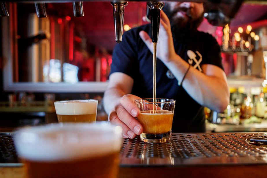 Serveur remplissant un verre de bière au Prospecteur. Vallée-de-l'Or.