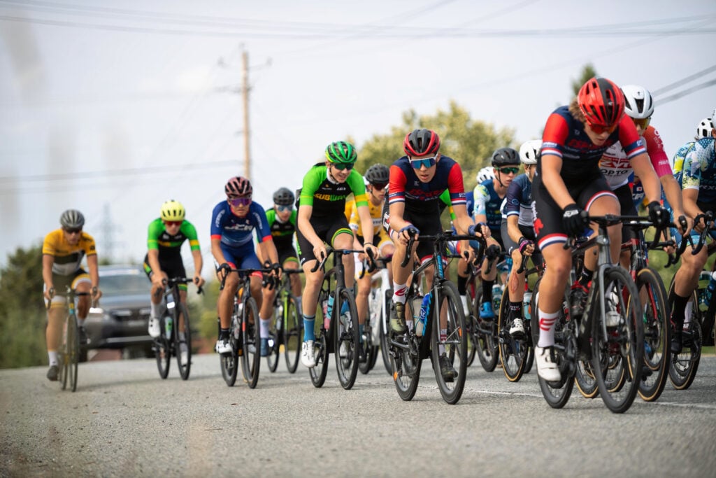 Cyclistes pendant le Tour de l'Abitibi.