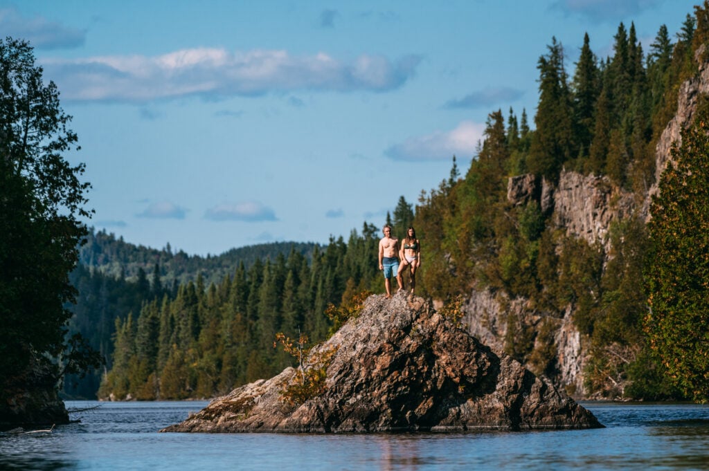 2 personnes sur une île du parc national d'Aiguebelle.