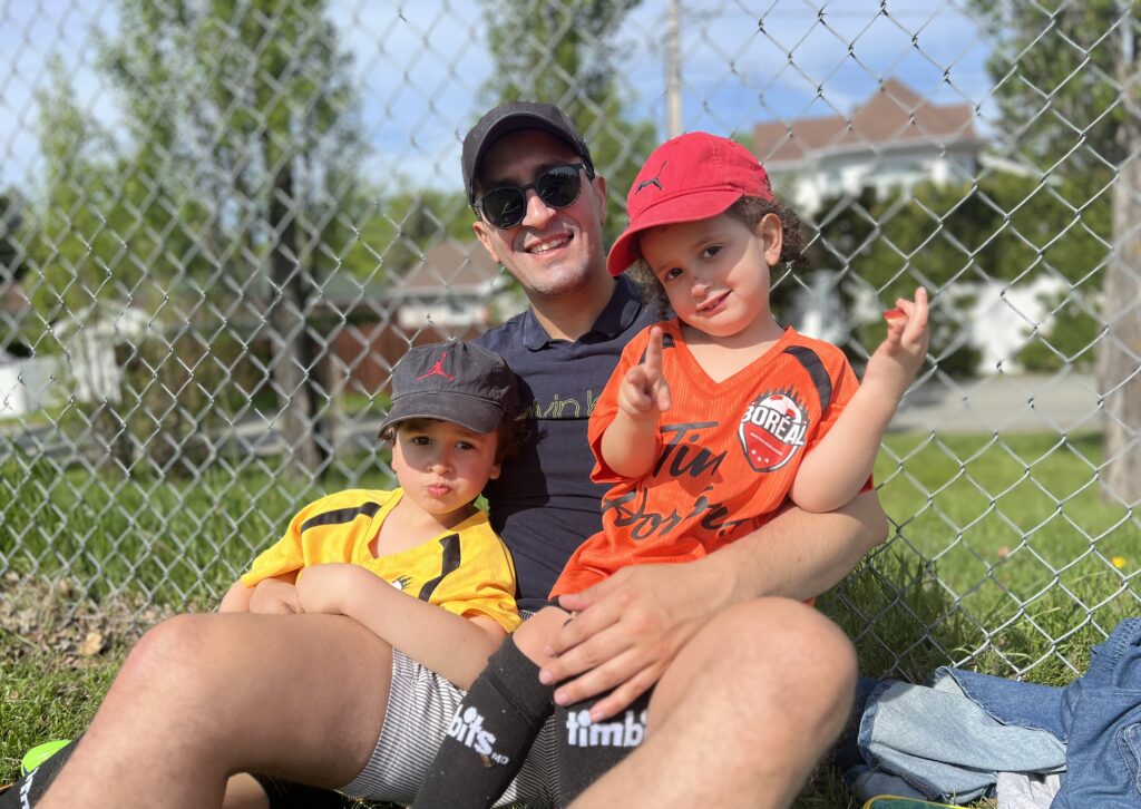 Marouan et ses deux enfants.