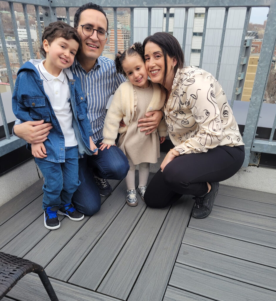 Papas : Marouan avec sa femme et leurs deux enfants.