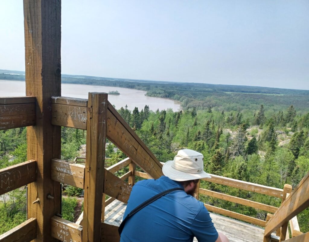 La tour d'observation est à mi-chemin dans les sentiers du grand héron, en Abitibi-Ouest. De là-haut, on peut y voir le lac Macaminc et ses îles.