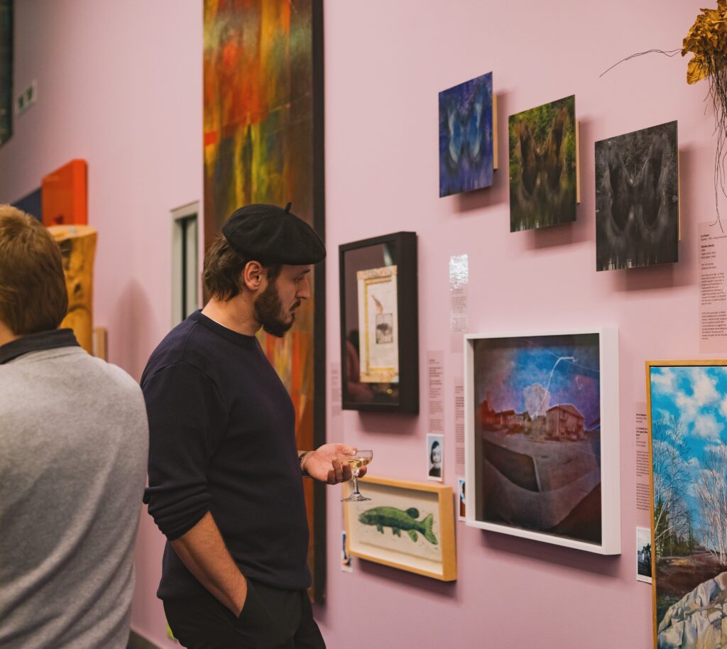 Personne profitant d'une exposition au Musée d'art de Rouyn-Noranda. 