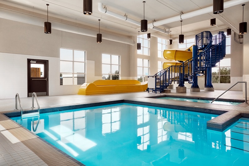 Piscine et glissades au Microtel de Val-d'Or. Vallée-de-l'Or.