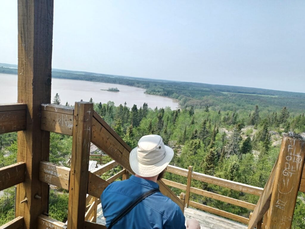 Tout en haut de la tour d'observation dans les sentiers du Grand Héron, la vue est magnifique.