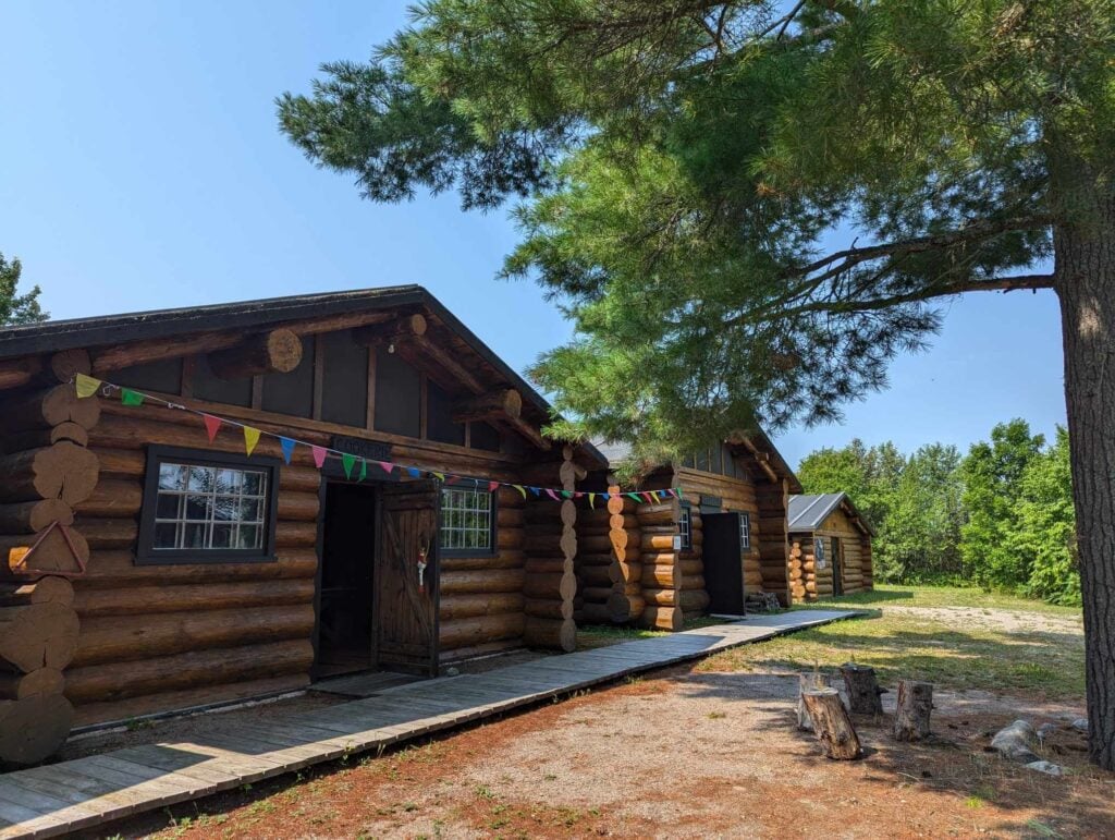 3 camps de bois ronds au Chantier Gédéon à Angliers au Témiscamingue.