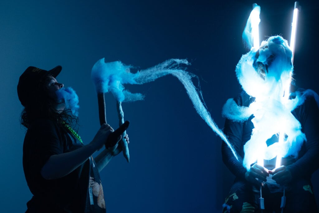 Geneviève et Mathieu sont deux artistes de la région qui sont habitués à la Biennale d'art performatif de Rouyn-Noranda. 