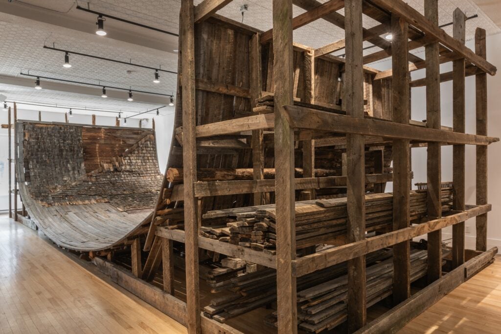 Les matériaux d'une vieille école de rang de Rochebeaucourt ont été utilisés pour créer une rampe de skate par l'artiste Lieven Meyer. 