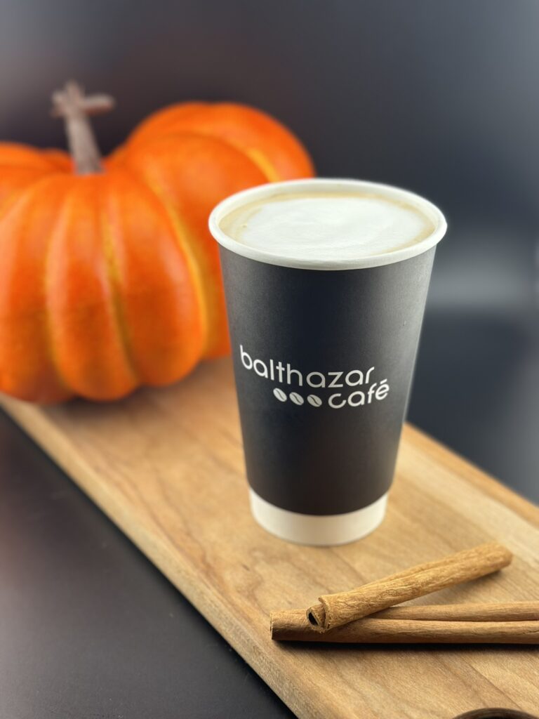 Le Balthazar Café offre le classique latté à la citrouille dans son menu de breuvage d'automne.