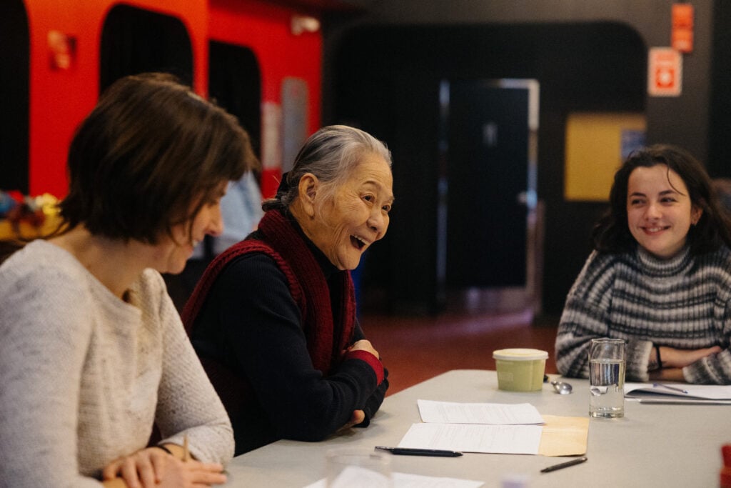 Au centre, Thi Dung Lee Ly est tout sourire. Les femmes sont en période de lecture, au Petit Théâtre du Vieux Noranda. 