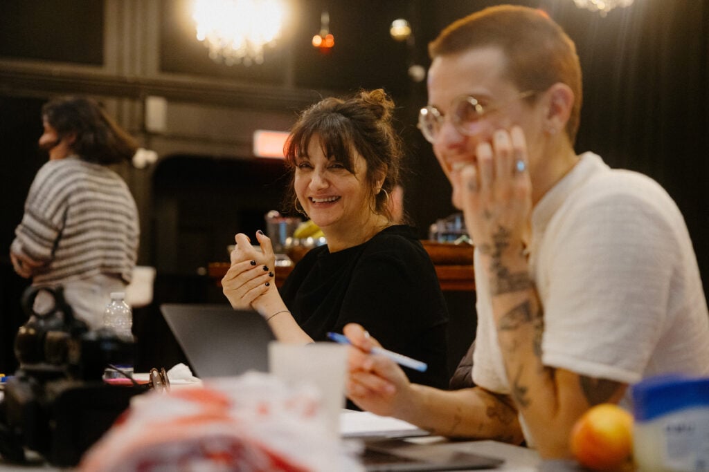 Lara Kanso, au centre de la photo, est la metteuse en scène et la dramaturge de la pièce de théâtre "Les exilées sont des louves", présentement en chantier. 