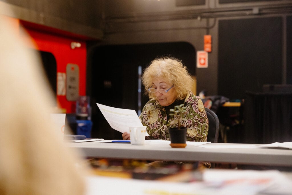 Marta Sáenz de la Calzada en plein travail, lors d'une scéance de lecture de "Les exilées sont des louves".