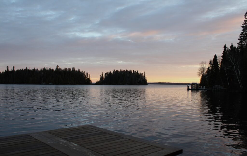 Il y a une terrasse avec vue sur le lac Preissac, sur le chalet flottant de l'Audacieuses Évasions.