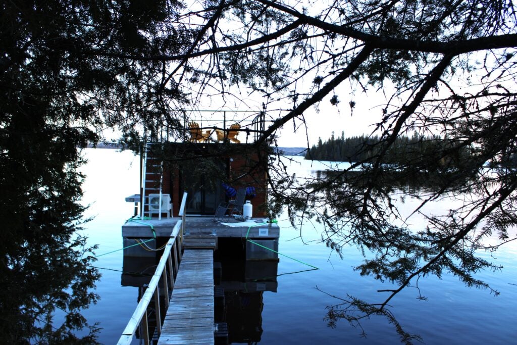 Le chalet flottant de l'Audacieuses Évasions est près de la rive.