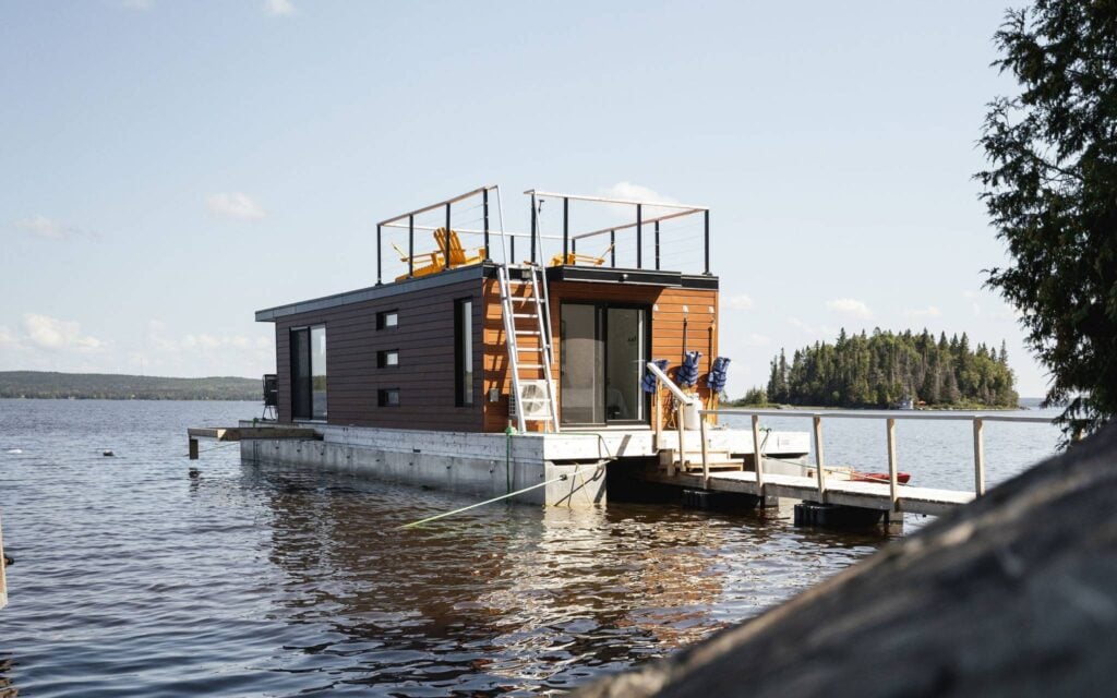 Vue extérieur du chalet flottant Studiovasion chez Audacieuses Évasions à Preissac