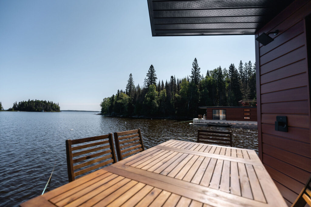 Tous les chalets possèdent une terrasse sur le lac Preissac.