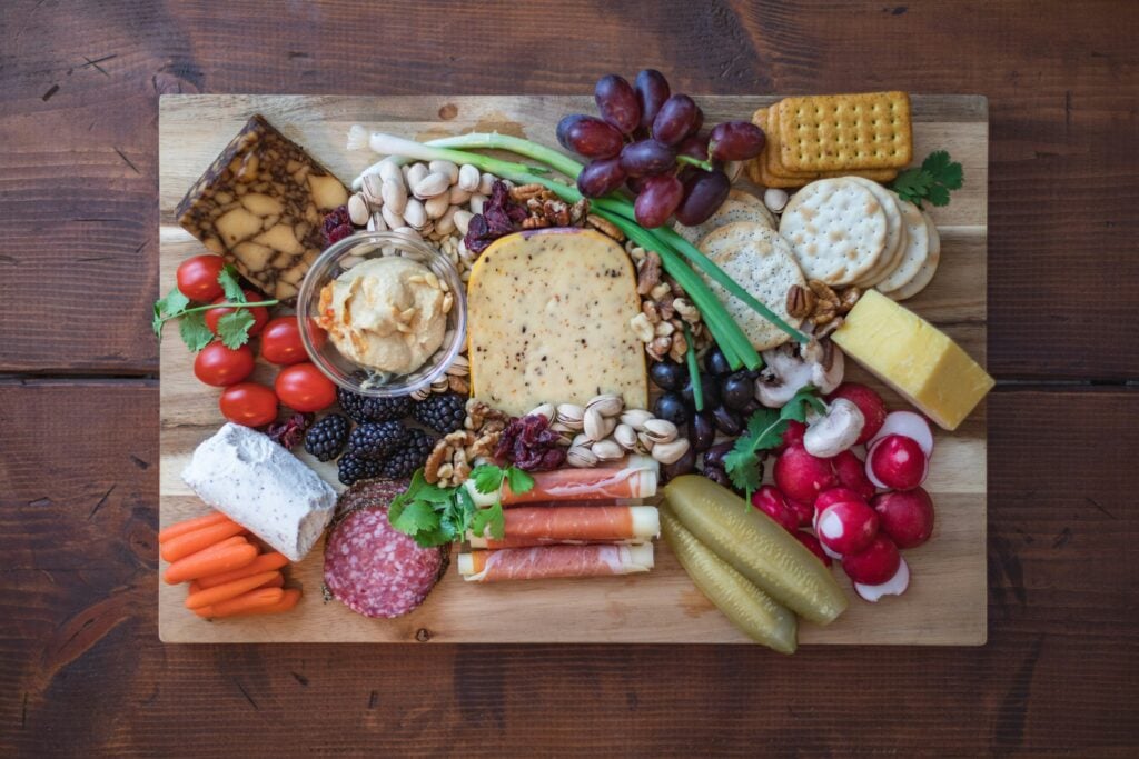 Pour rendre les plateaux de charcuteries et de fromages plus locaux, ajouter des produits de la Fromagerie Le Fromage au Village est une belle option!