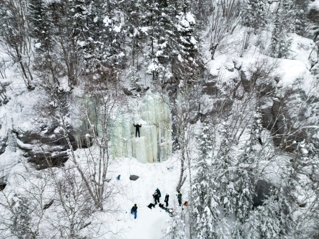 Camp de base Abitibi avec Au Queb escaladant la cascade de glace au Collines Kekeko