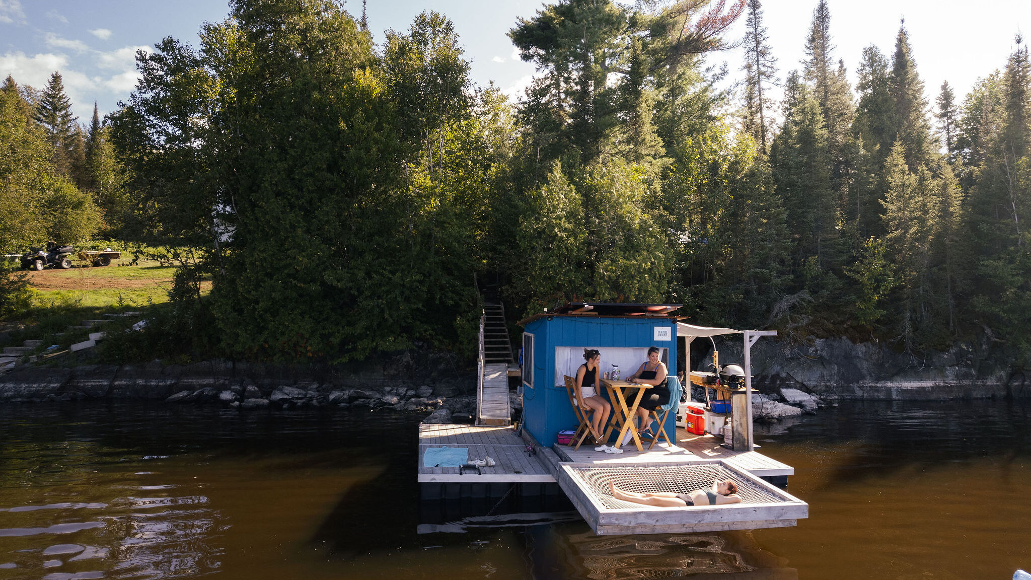 Vue sur l'emplacement d'un Nanovasion, un petit chalet sur l'eau